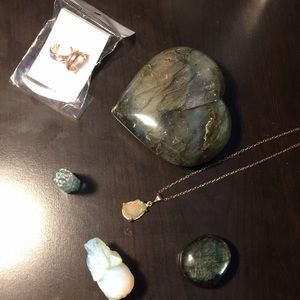 Lot of stones, jewelry, heart shaped paper weight